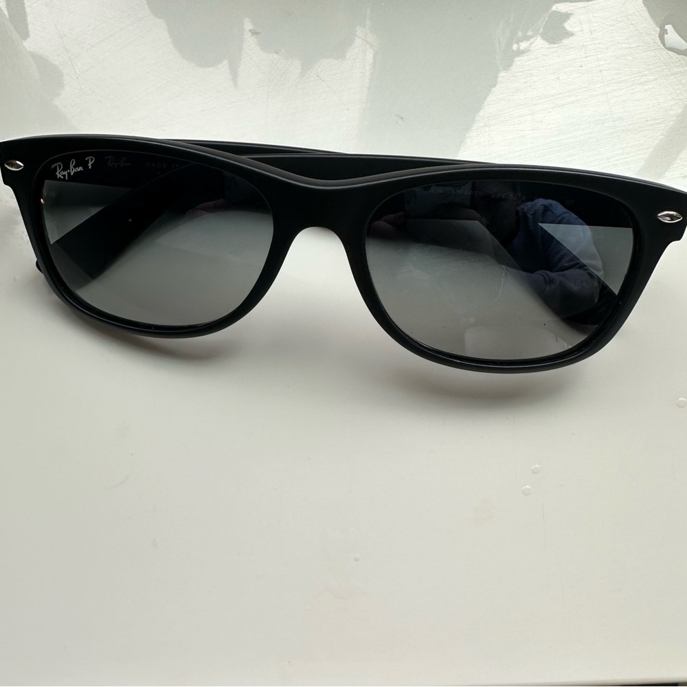 Ray-Ban New Wayfarer RB2132 Black/Silver Flash
Unisex Polarized Sunglasses